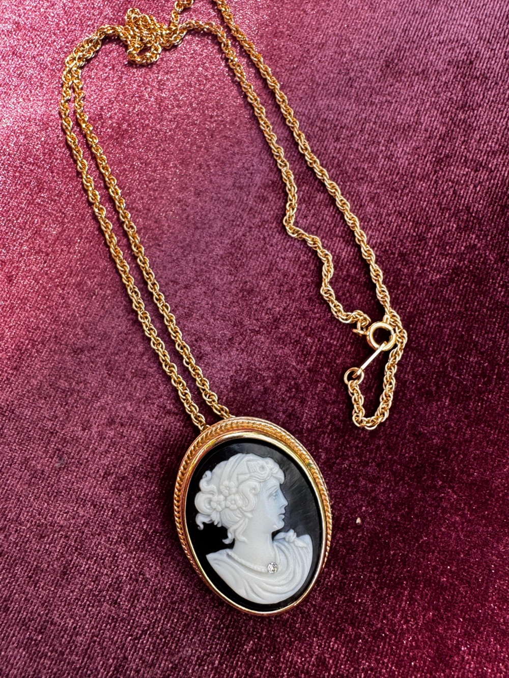 Vintage Avon Gold-Tone Black & White Cameo Pendant Necklace / Brooch